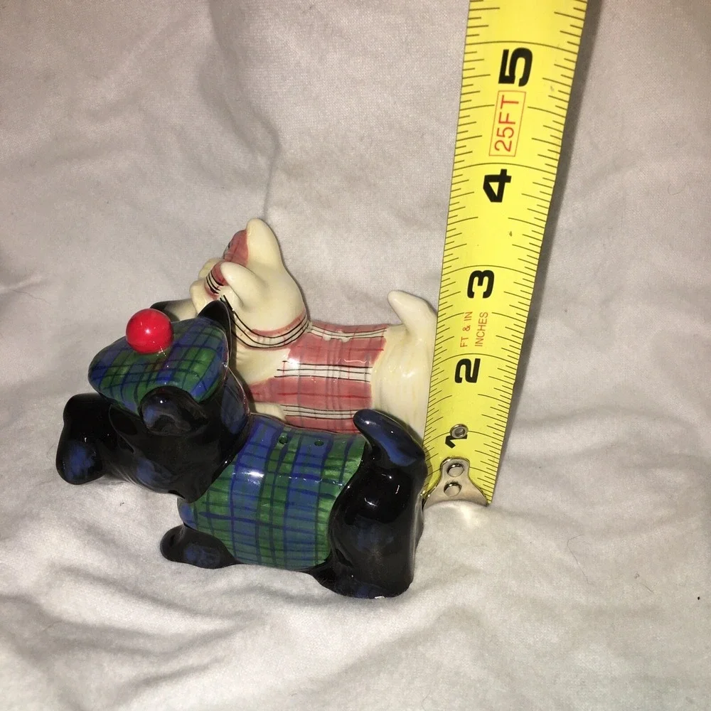 Westland Kissing 2006 Scottish Terrier Dog Magnetic‎ Salt & Pepper Shakers